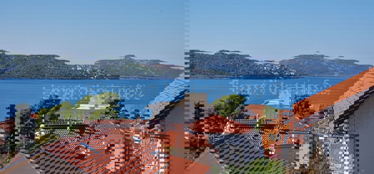 Čiovo, Okrug G. samostojna hiša 320 m2, 3 apartmaji, pogled na morje