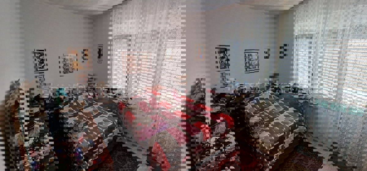 Čiovo, Okrug G. samostojna hiša 320 m2, 3 apartmaji, pogled na morje