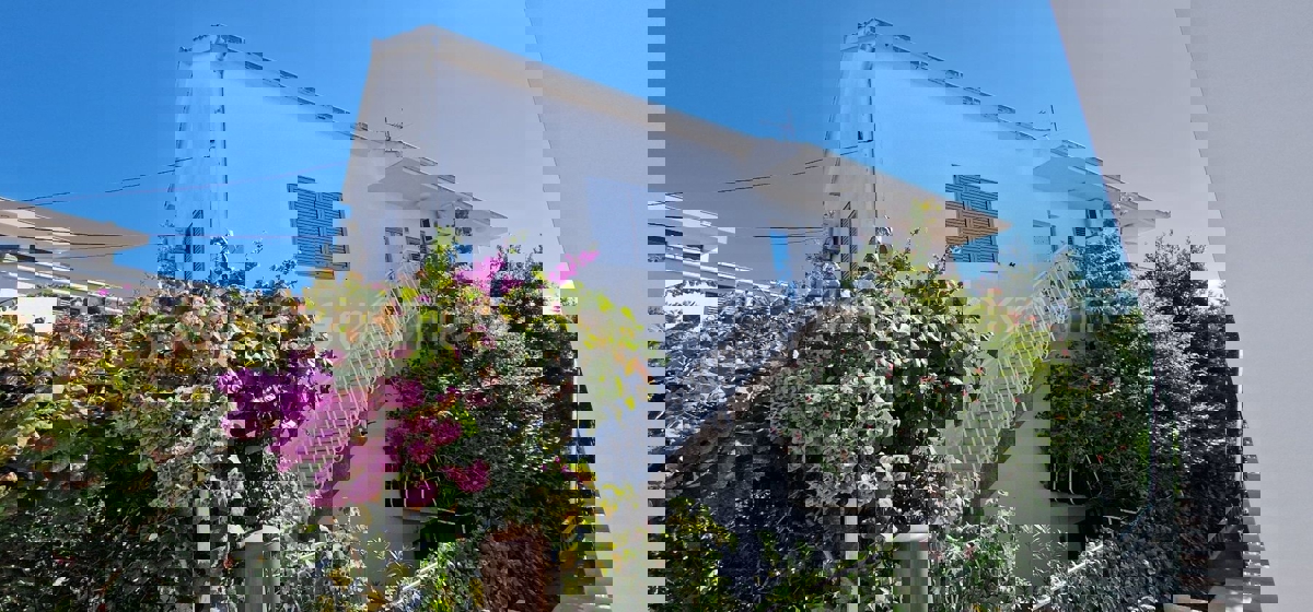 Čiovo, Okrug G. samostojna hiša 320 m2, 3 apartmaji, pogled na morje