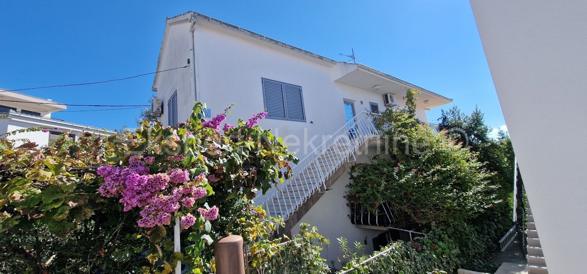 Čiovo, Okrug G. samostojna hiša 320 m2, 3 apartmaji, pogled na morje