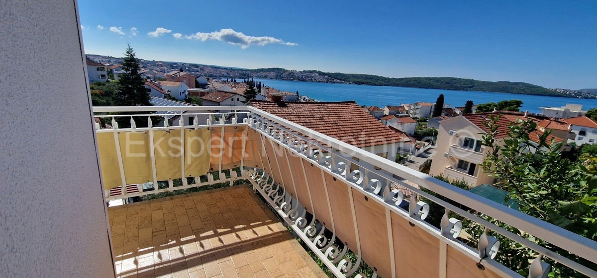 Čiovo, Okrug G. samostojna hiša 320 m2, 3 apartmaji, pogled na morje