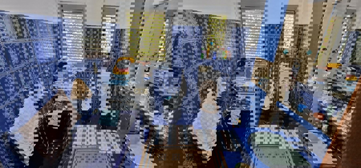 Čiovo, Okrug G. samostojna hiša 320 m2, 3 apartmaji, pogled na morje