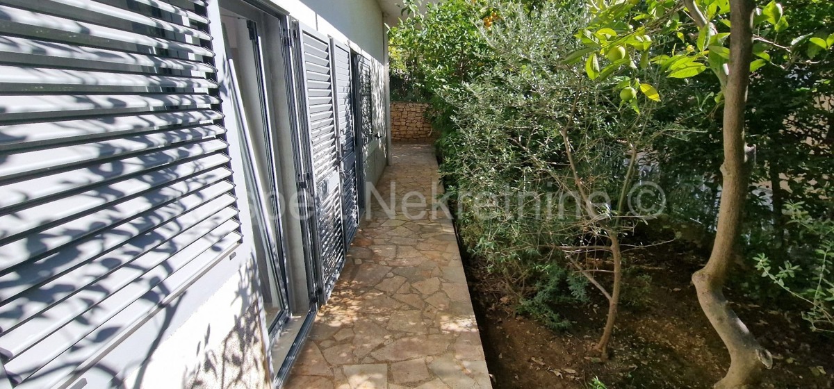 Čiovo, Okrug G. samostojna hiša 320 m2, 3 apartmaji, pogled na morje