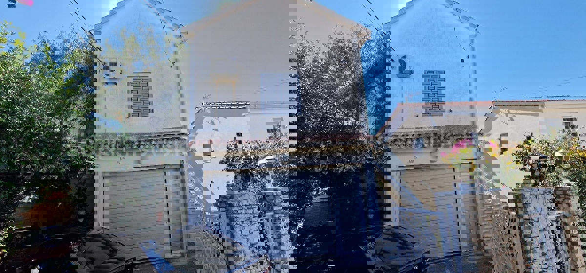 Čiovo, Okrug G. samostojna hiša 320 m2, 3 apartmaji, pogled na morje