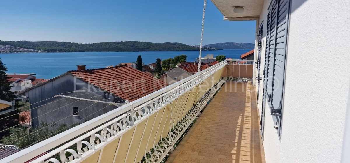 Čiovo, Okrug G. samostojna hiša 320 m2, 3 apartmaji, pogled na morje