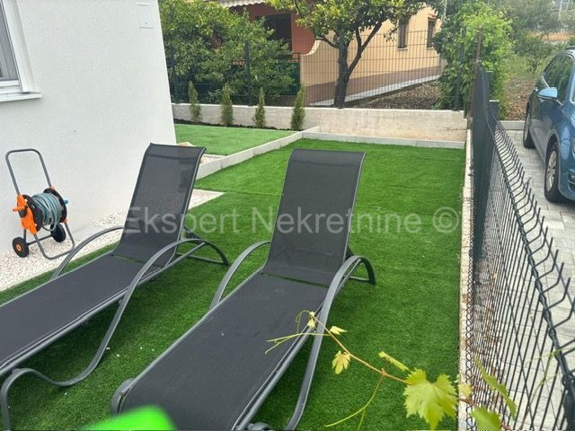 Kaštel Štafilić, appartamento bilocale 53,2m2 con giardino 100m2 e posto auto