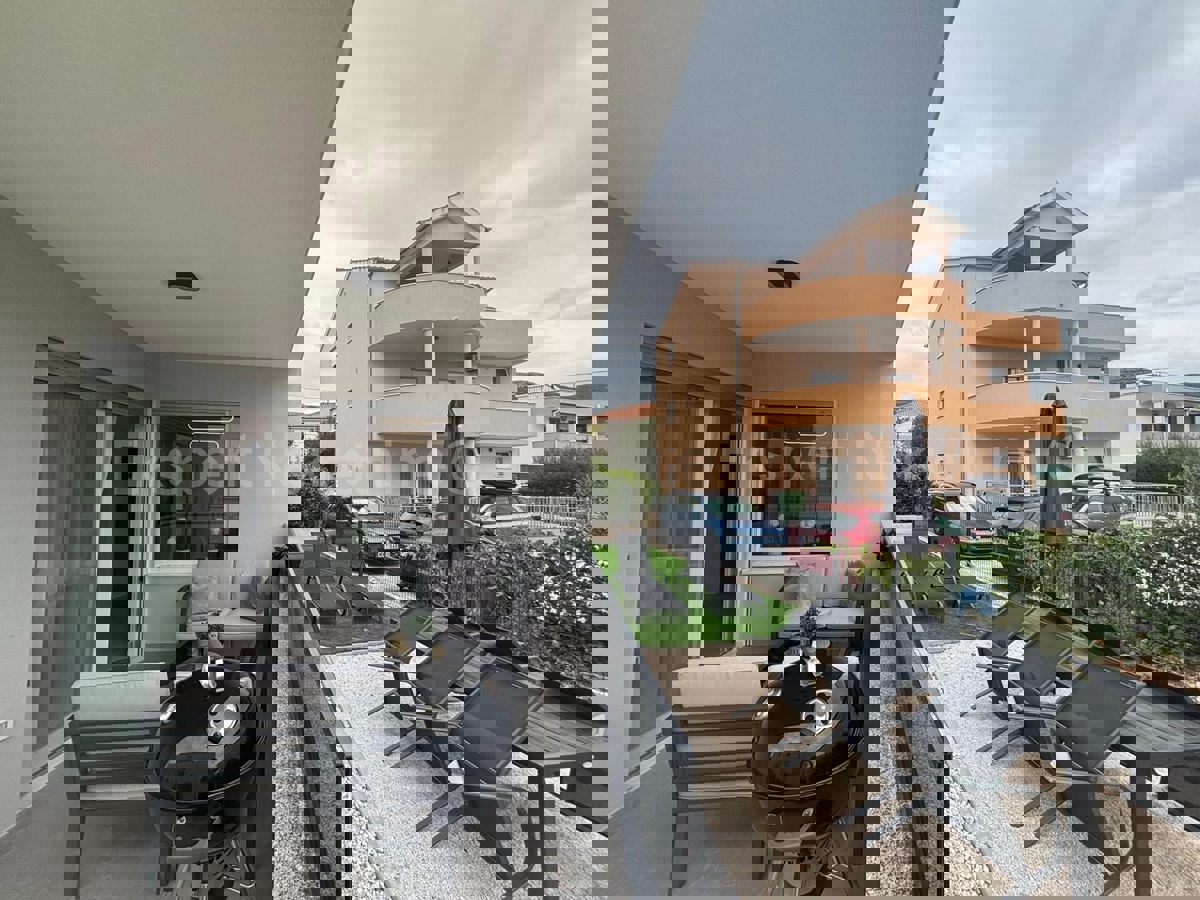 Kaštel Štafilić, appartamento bilocale 53,2m2 con giardino 100m2 e posto auto