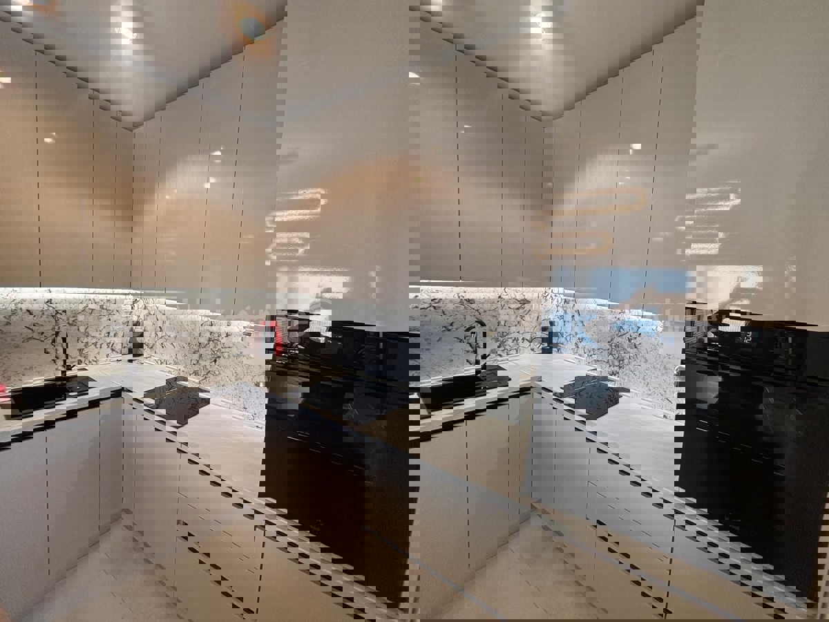 Kaštel Štafilić, appartamento bilocale 53,2m2 con giardino 100m2 e posto auto