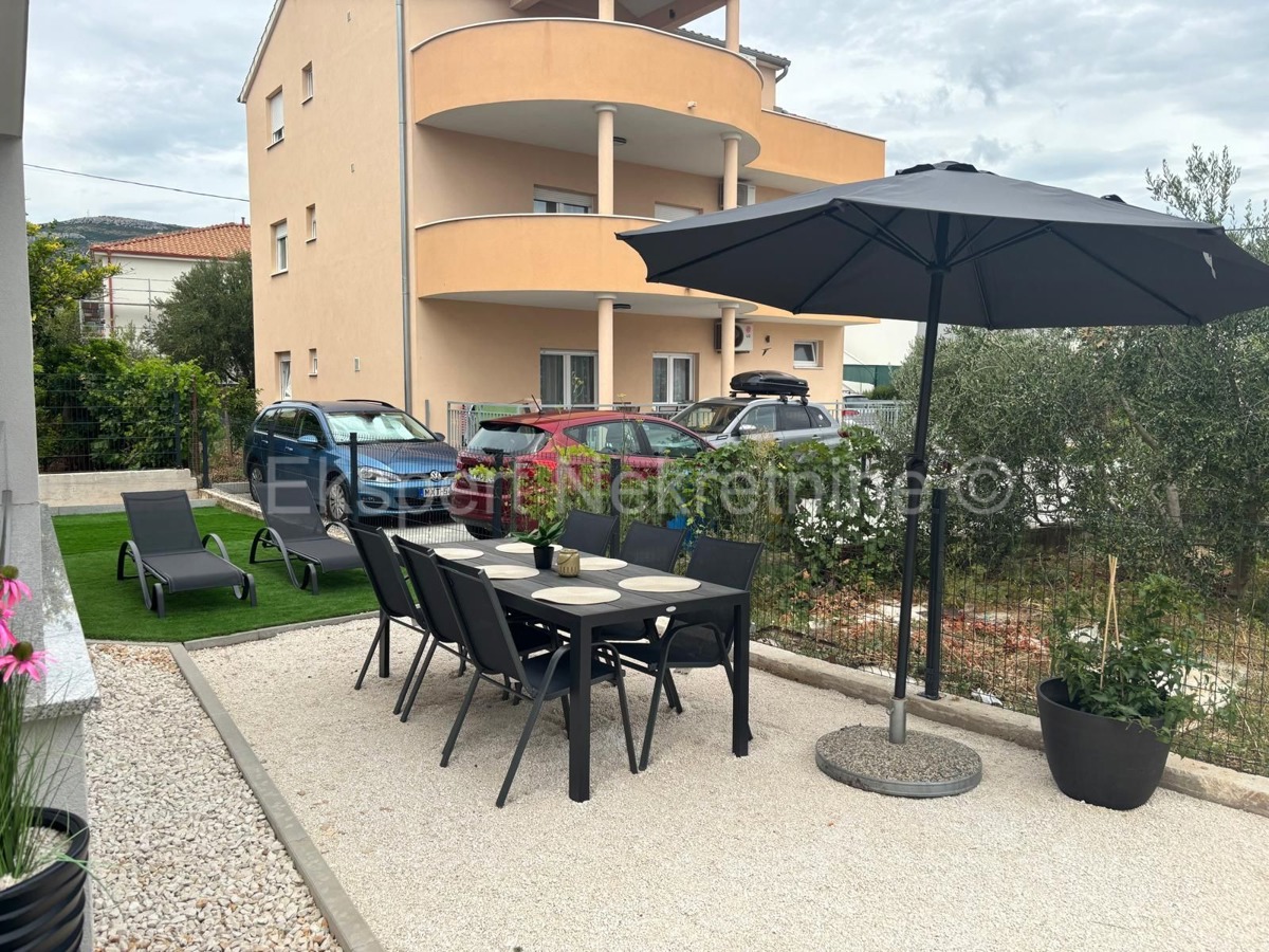 Kaštel Štafilić, appartamento bilocale 53,2m2 con giardino 100m2 e posto auto