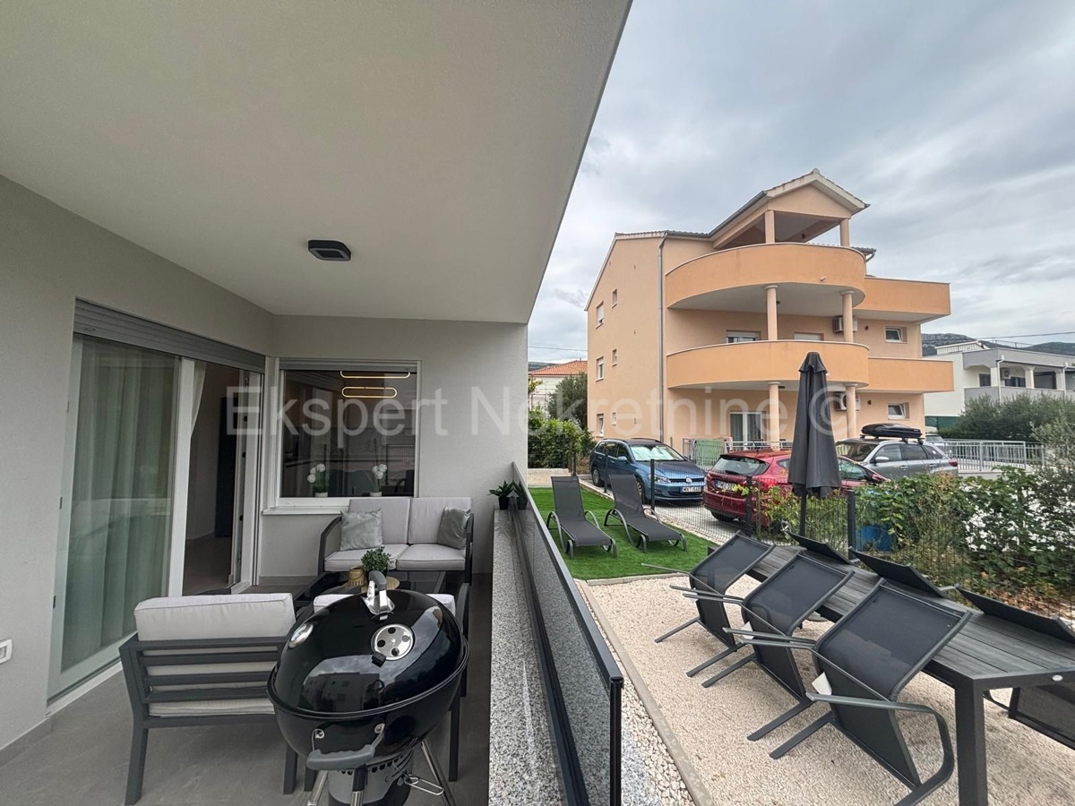 Kaštel Štafilić, appartamento bilocale 53,2m2 con giardino 100m2 e posto auto