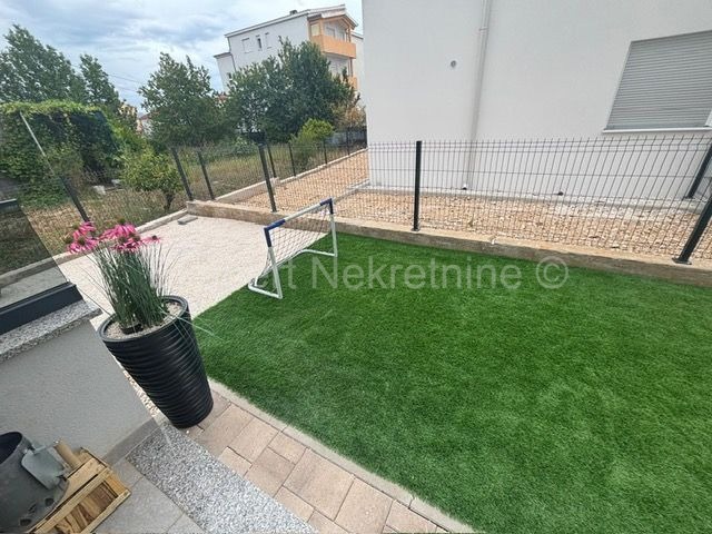 Kaštel Štafilić, appartamento bilocale 53,2m2 con giardino 100m2 e posto auto