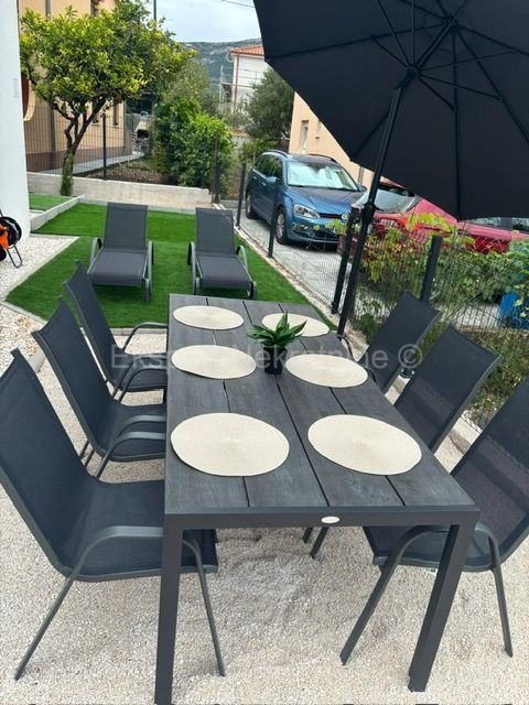 Kaštel Štafilić, appartamento bilocale 53,2m2 con giardino 100m2 e posto auto