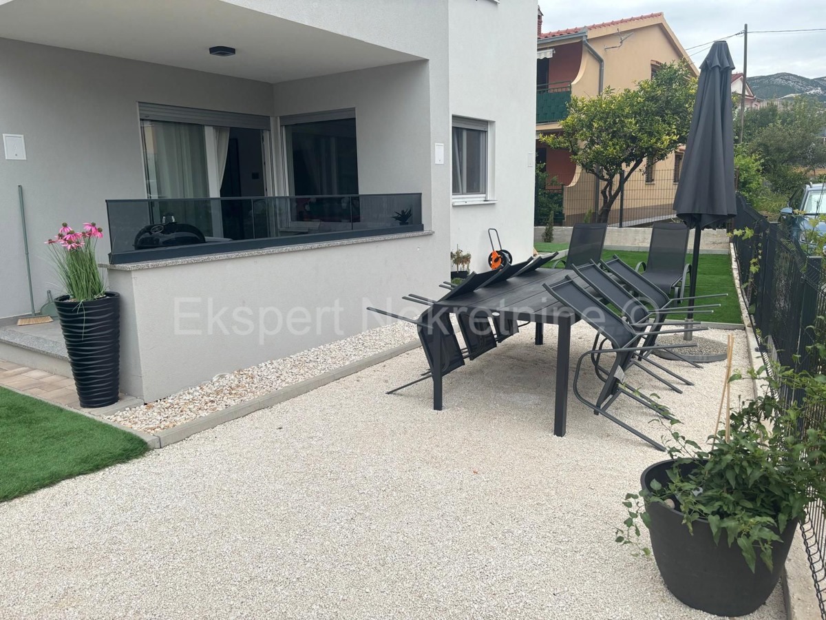 Kaštel Štafilić, appartamento bilocale 53,2m2 con giardino 100m2 e posto auto