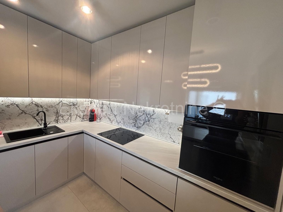 Kaštel Štafilić, appartamento bilocale 53,2m2 con giardino 100m2 e posto auto