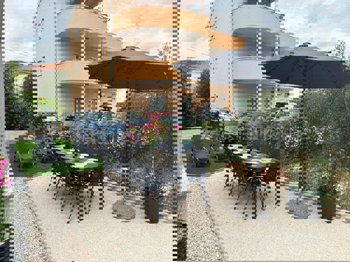 Kaštel Štafilić, appartamento bilocale 53,2m2 con giardino 100m2 e posto auto