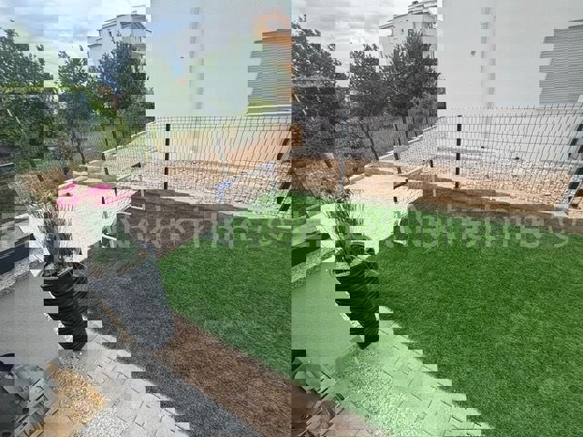 Kaštel Štafilić, appartamento bilocale 53,2m2 con giardino 100m2 e posto auto