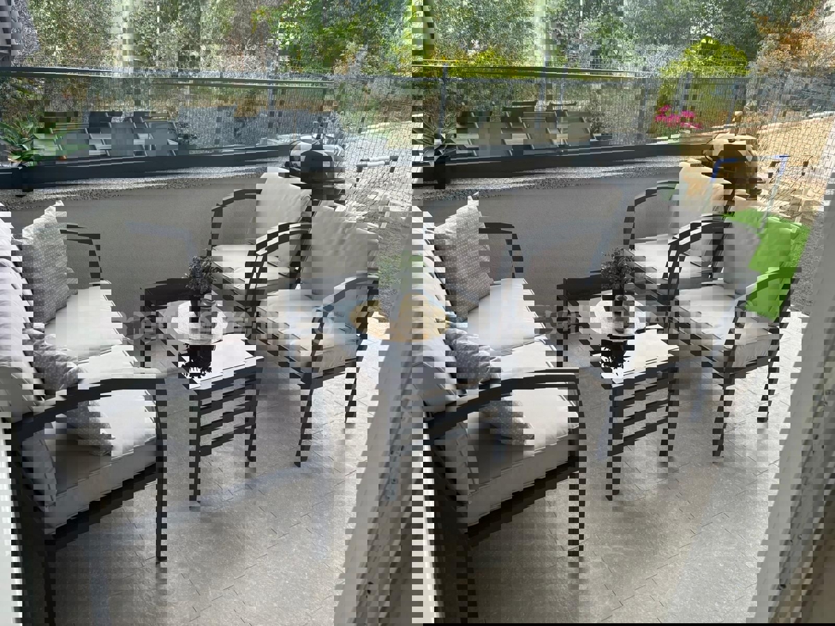 Kaštel Štafilić, appartamento bilocale 53,2m2 con giardino 100m2 e posto auto