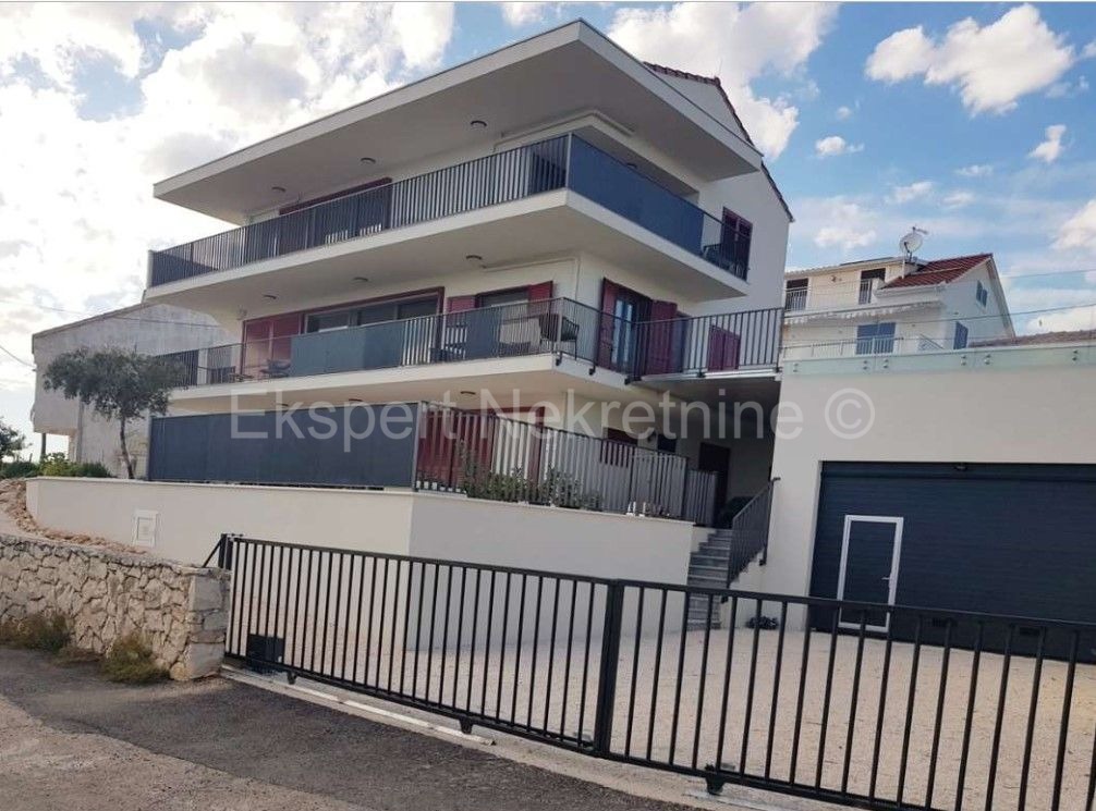 Seget Vranjica, 2-bedroom apartment 100 m2 only 60m from the sea and beach, view