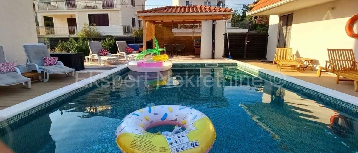 Seget Vranjica, 2-bedroom apartment 100 m2 only 60m from the sea and beach, view