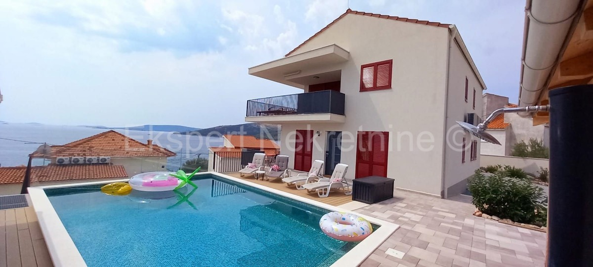 Seget Vranjica, 2-bedroom apartment 100 m2 only 60m from the sea and beach, view