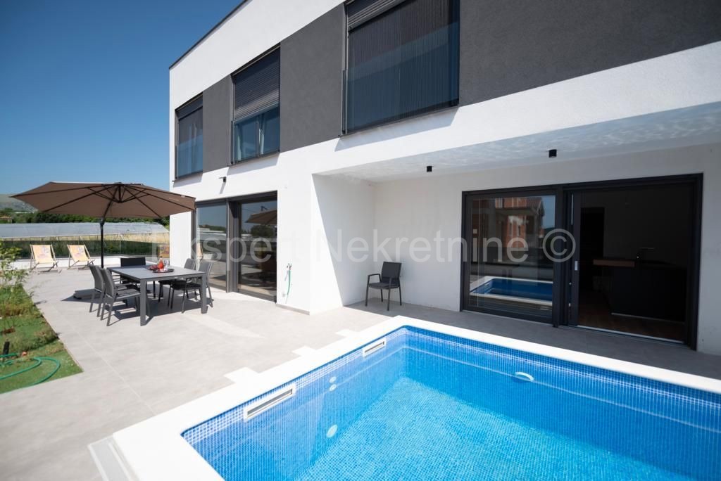 Traù, Lux. villa 340 m2, con piscina e garage e giardino paesaggistico