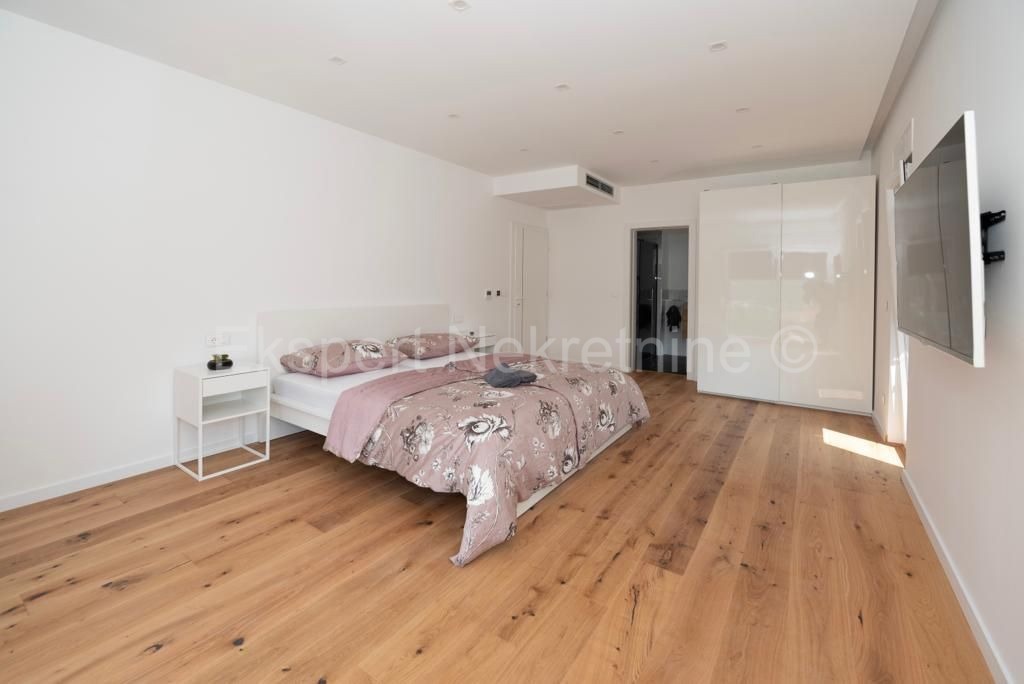 Traù, Lux. villa 340 m2, con piscina e garage e giardino paesaggistico