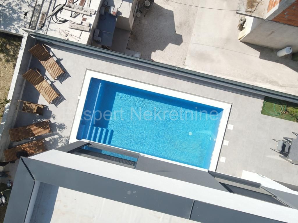 Traù, Lux. villa 340 m2, con piscina e garage e giardino paesaggistico