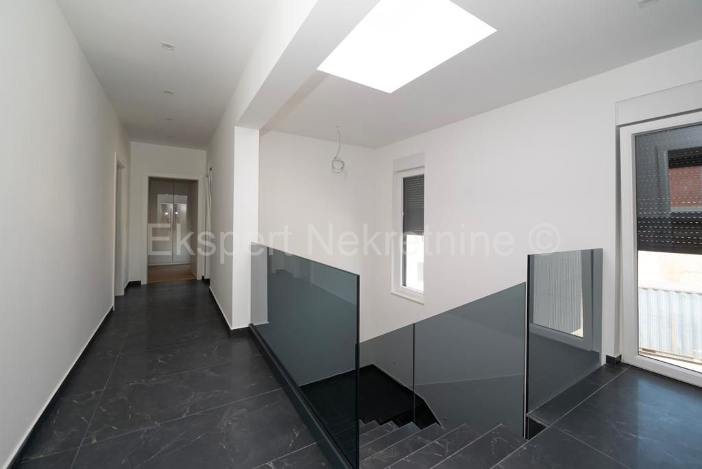 Traù, Lux. villa 340 m2, con piscina e garage e giardino paesaggistico