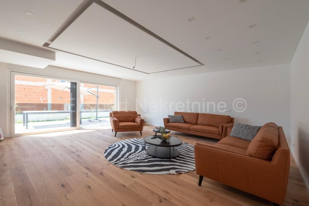 Traù, Lux. villa 340 m2, con piscina e garage e giardino paesaggistico