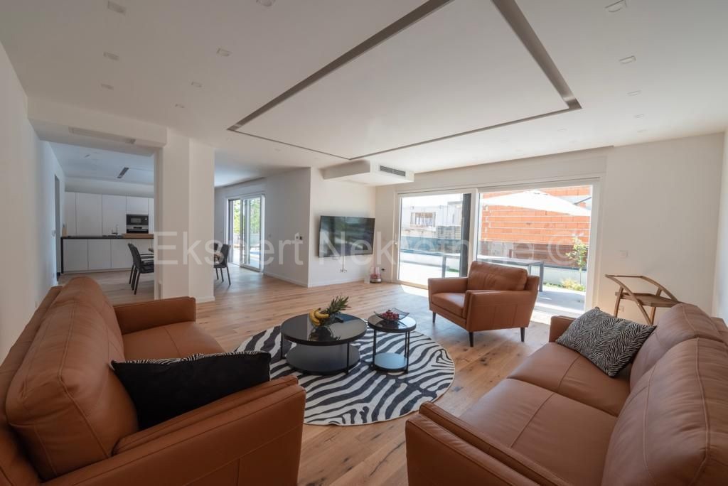 Traù, Lux. villa 340 m2, con piscina e garage e giardino paesaggistico