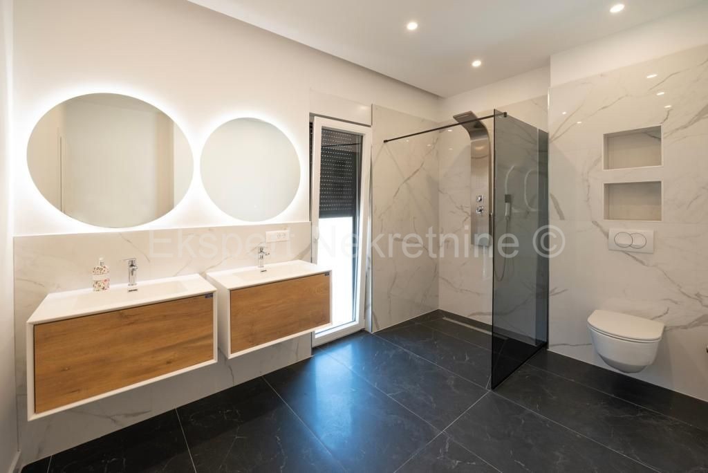 Traù, Lux. villa 340 m2, con piscina e garage e giardino paesaggistico