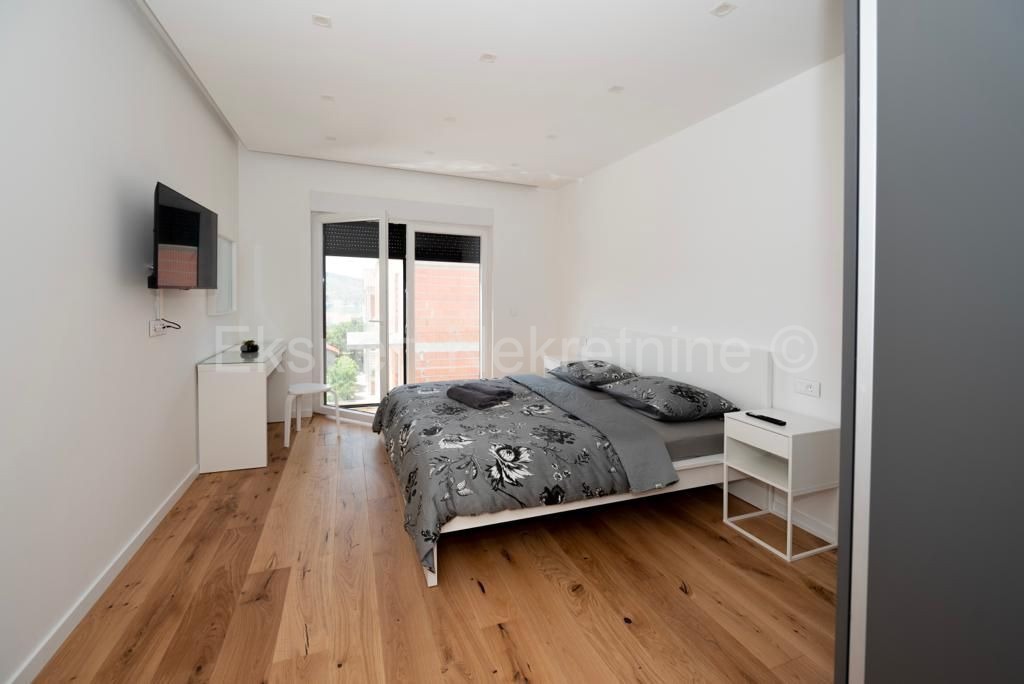 Traù, Lux. villa 340 m2, con piscina e garage e giardino paesaggistico