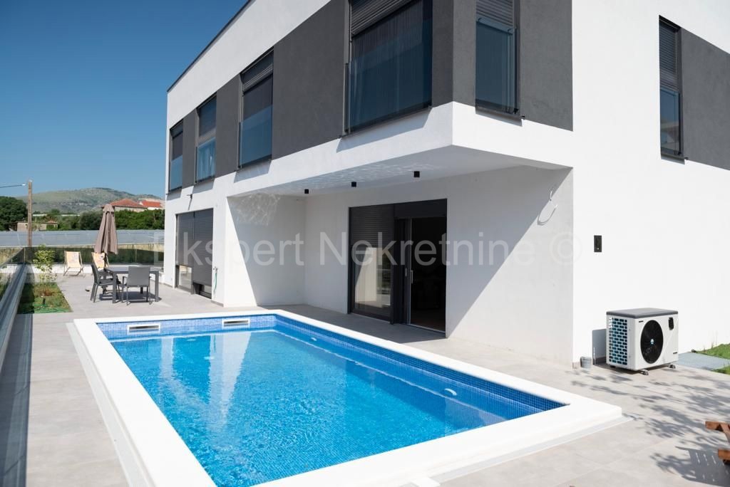 Traù, Lux. villa 340 m2, con piscina e garage e giardino paesaggistico