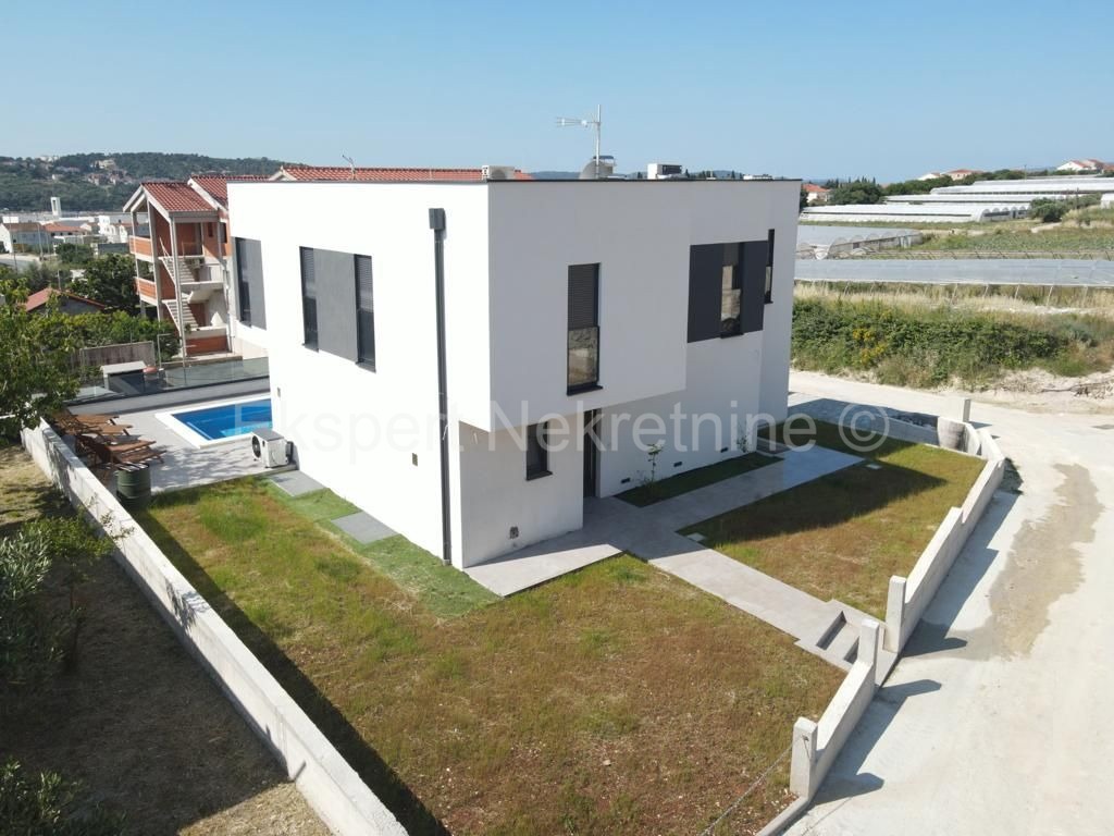 Traù, Lux. villa 340 m2, con piscina e garage e giardino paesaggistico