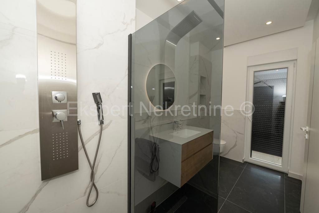 Traù, Lux. villa 340 m2, con piscina e garage e giardino paesaggistico