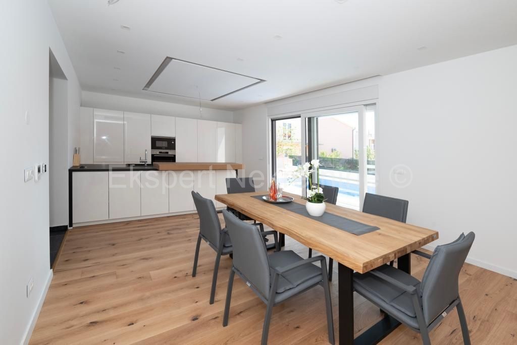 Traù, Lux. villa 340 m2, con piscina e garage e giardino paesaggistico