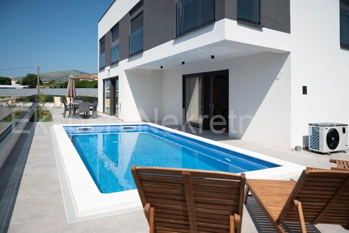 Traù, Lux. villa 340 m2, con piscina e garage e giardino paesaggistico