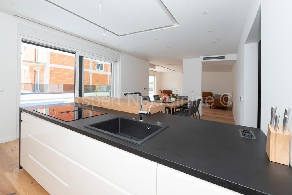 Traù, Lux. villa 340 m2, con piscina e garage e giardino paesaggistico