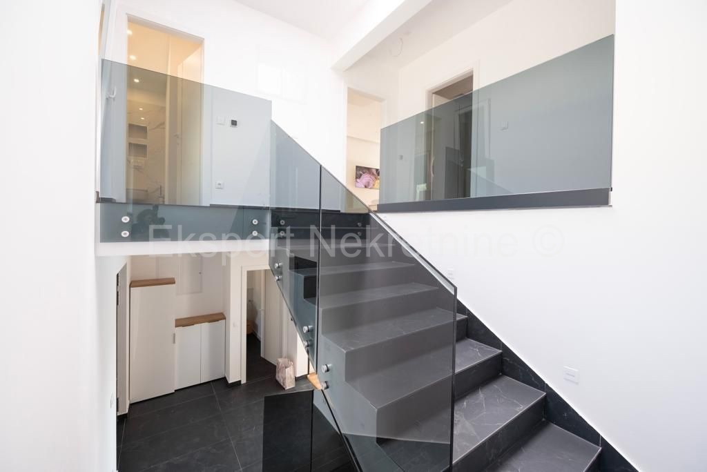 Traù, Lux. villa 340 m2, con piscina e garage e giardino paesaggistico