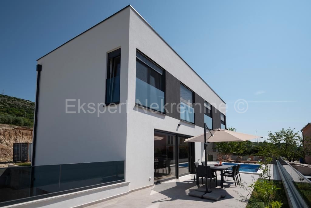 Traù, Lux. villa 340 m2, con piscina e garage e giardino paesaggistico