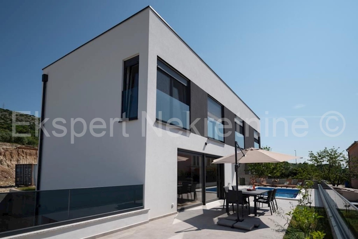 Traù, Lux. villa 340 m2, con piscina e garage e giardino paesaggistico