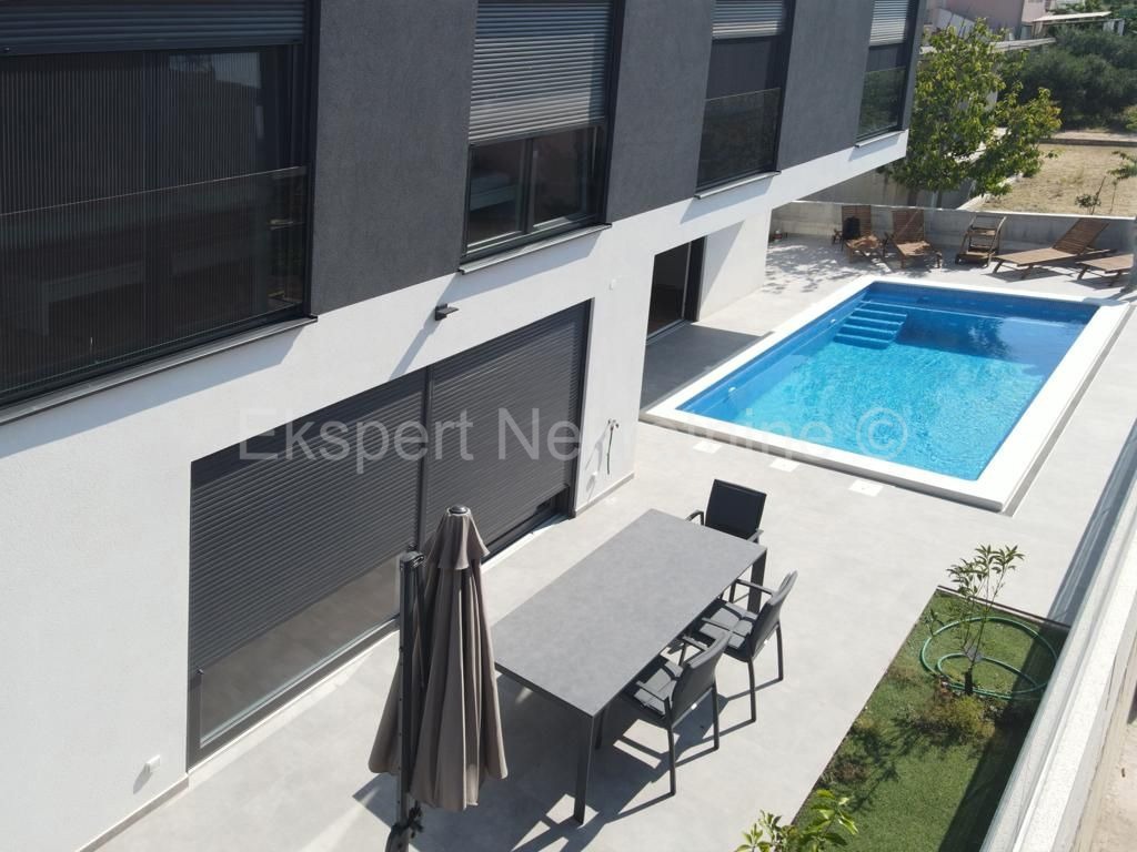 Traù, Lux. villa 340 m2, con piscina e garage e giardino paesaggistico