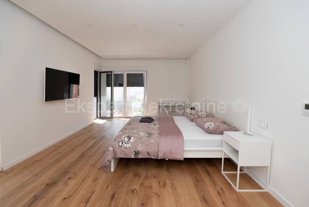 Traù, Lux. villa 340 m2, con piscina e garage e giardino paesaggistico