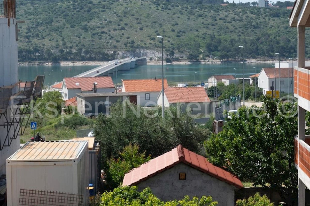 Traù, Lux. villa 340 m2, con piscina e garage e giardino paesaggistico