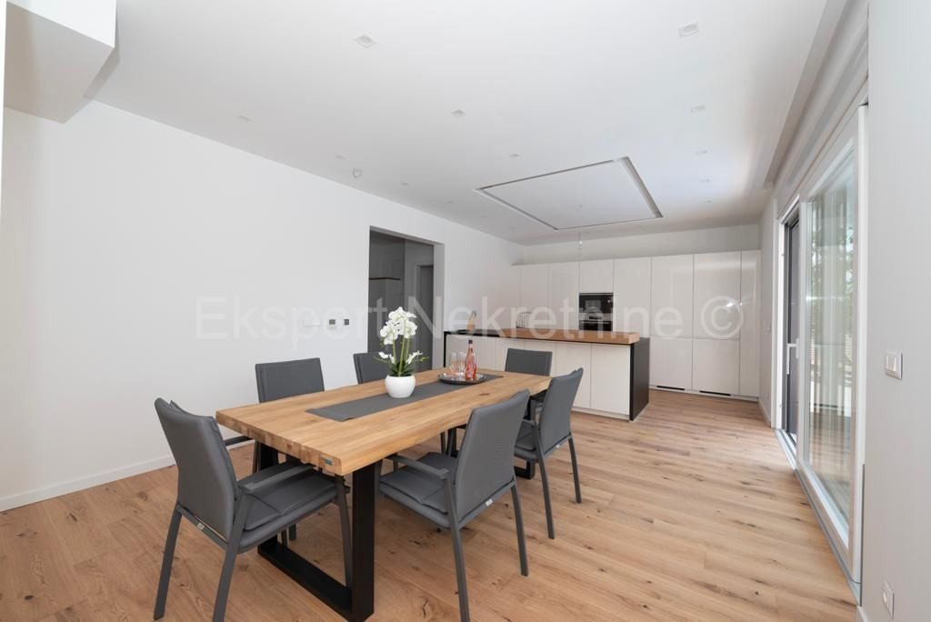 Traù, Lux. villa 340 m2, con piscina e garage e giardino paesaggistico