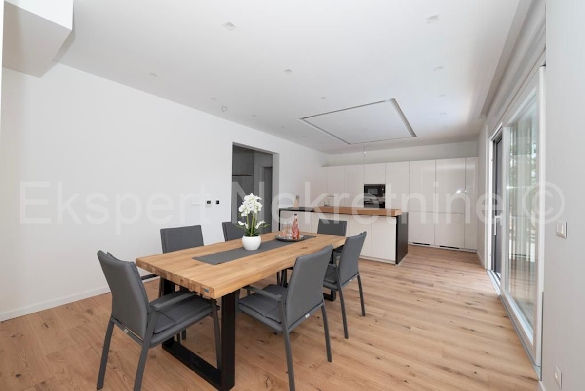 Traù, Lux. villa 340 m2, con piscina e garage e giardino paesaggistico