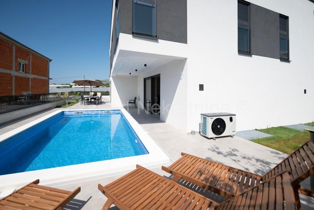 Traù, Lux. villa 340 m2, con piscina e garage e giardino paesaggistico