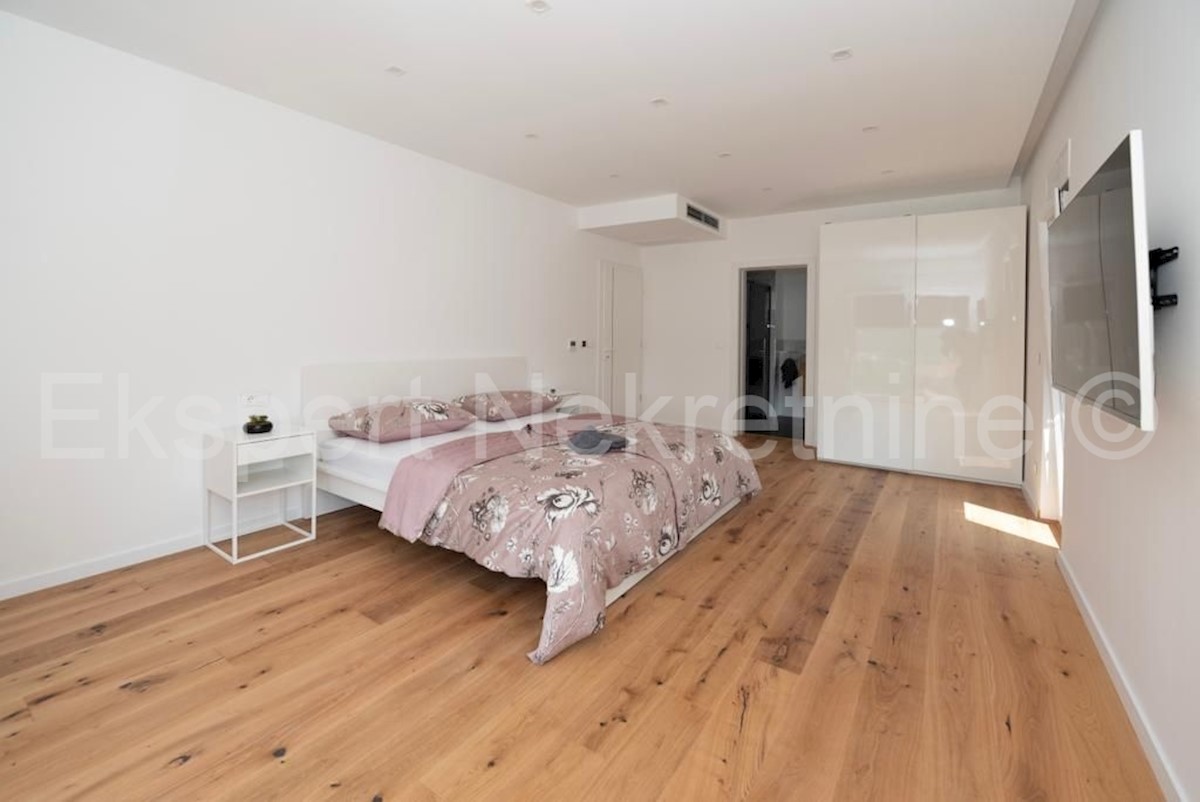 Traù, Lux. villa 340 m2, con piscina e garage e giardino paesaggistico