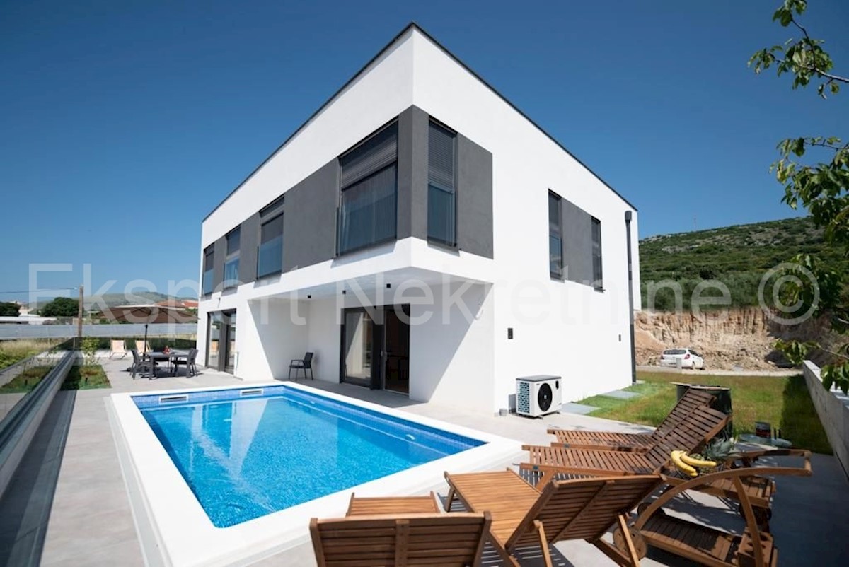 Traù, Lux. villa 340 m2, con piscina e garage e giardino paesaggistico