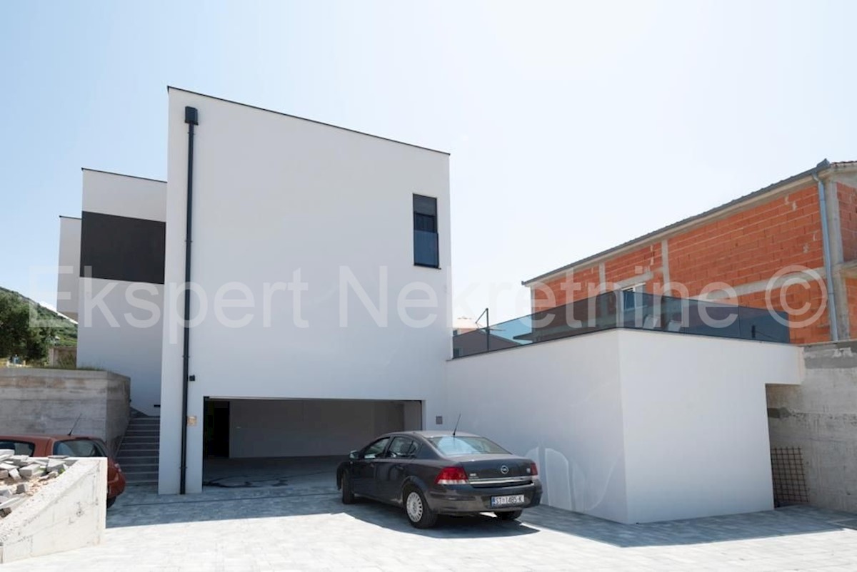 Traù, Lux. villa 340 m2, con piscina e garage e giardino paesaggistico